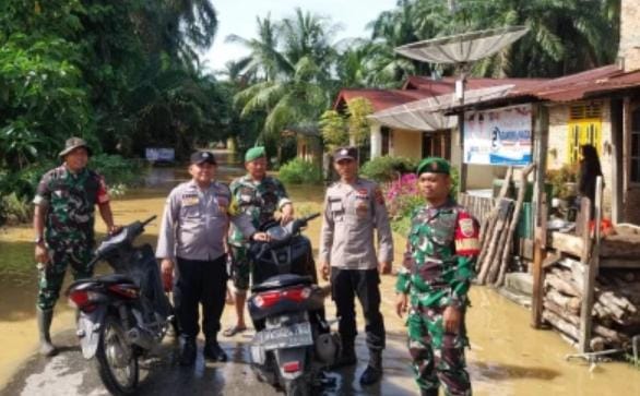 Koramil 12/LP dan Polsek Sungai Kanan Peduli Bencana Banjir di Wilayah Sungai Kanan