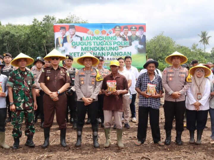 Sukseskan Ketahanan Pangan Nasional, Polres Musi Rawas Bersama Stakeholders Terkait Tanam dan Berikan Bibit Jagung 