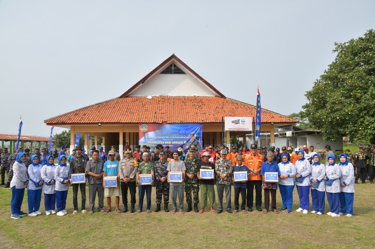 Kapolres Pangandaran Menghadiri Bhakti Sosial di Area PPI Cikidang Pangandaran Bersama Danlanal Bandung dan Dandim 0625