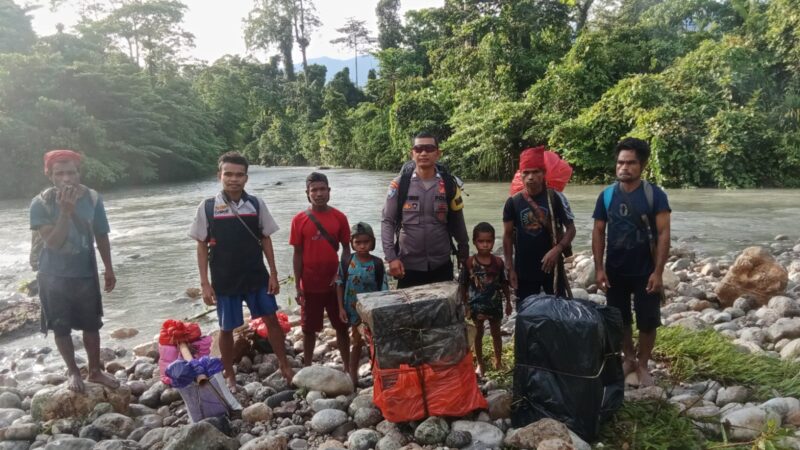 Polisi Kawal Logistik Pilkada di Pegunungan Manusela Pulau Saram