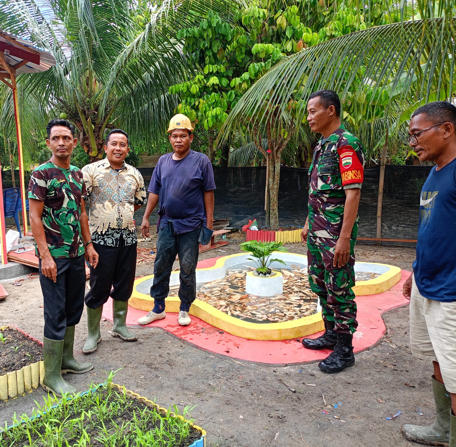 Babinsa Koramil 13/AN Dampingi Karyawan PTPN 3 Manfaatkan Lahan Kosong