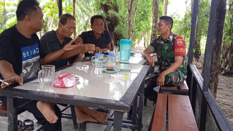 Musim Penghujan Tiba Babinsa Koramil 13/AN Himbau Warga Agar Selalu Waspada Banjir