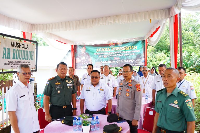 Komandan Distrik Militer 0406 MLM Letkol.Inf Arie PrasatyoWidyo Broto SE,MM.Laksanakan Program ( RTLH ) Di Kelurahan Tanjung Indah 