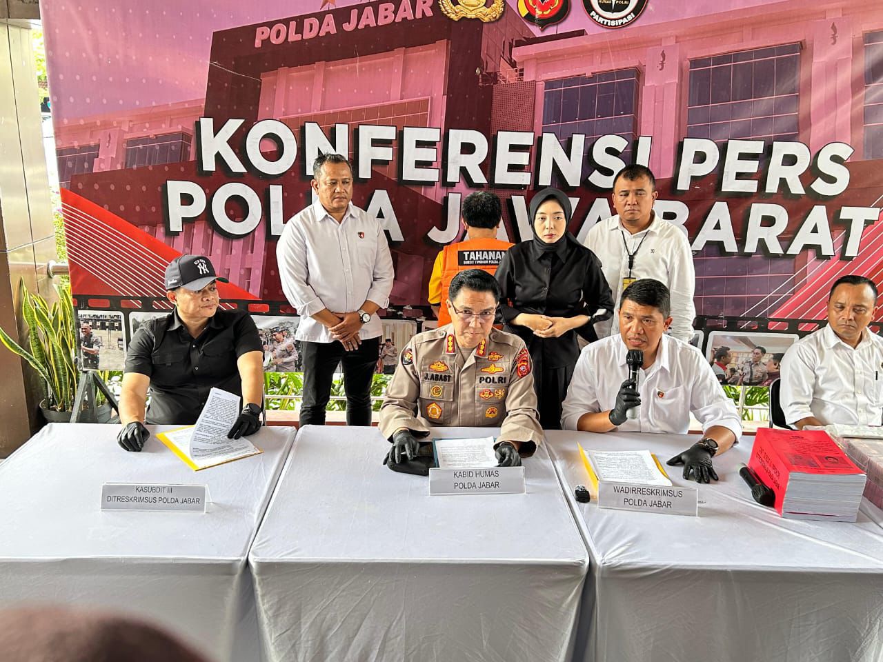 AKBP Dr Maruly Pardede Dampingi Kabid Humas Polda Jabar Press Realise Ungkap kasus Pidana Korupsi Pembangunan Fisik konstruksi Gedung Lanjutan D, F dan GRSUD AL Ihsan Dinas Kesehatan Provinsi Jawa Barat 