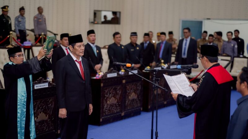 WAKIL BUPATI ZULQOINI HADIRI RAPAT PARIPURNA DPRD PESIBAR DENGAN AGENDA PENGUCAPAN SUMPAH/JANJI