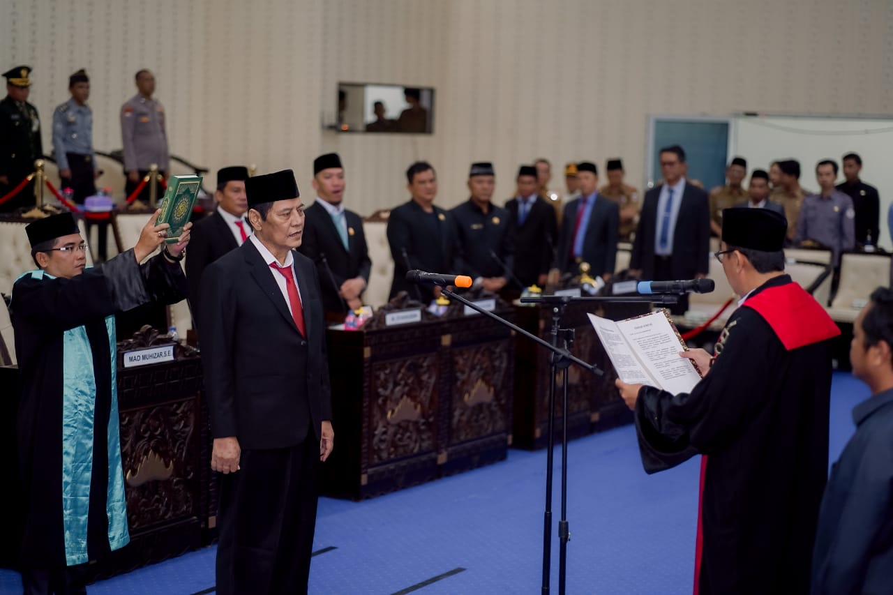 WAKIL BUPATI ZULQOINI HADIRI RAPAT PARIPURNA DPRD PESIBAR DENGAN AGENDA PENGUCAPAN SUMPAH/JANJI