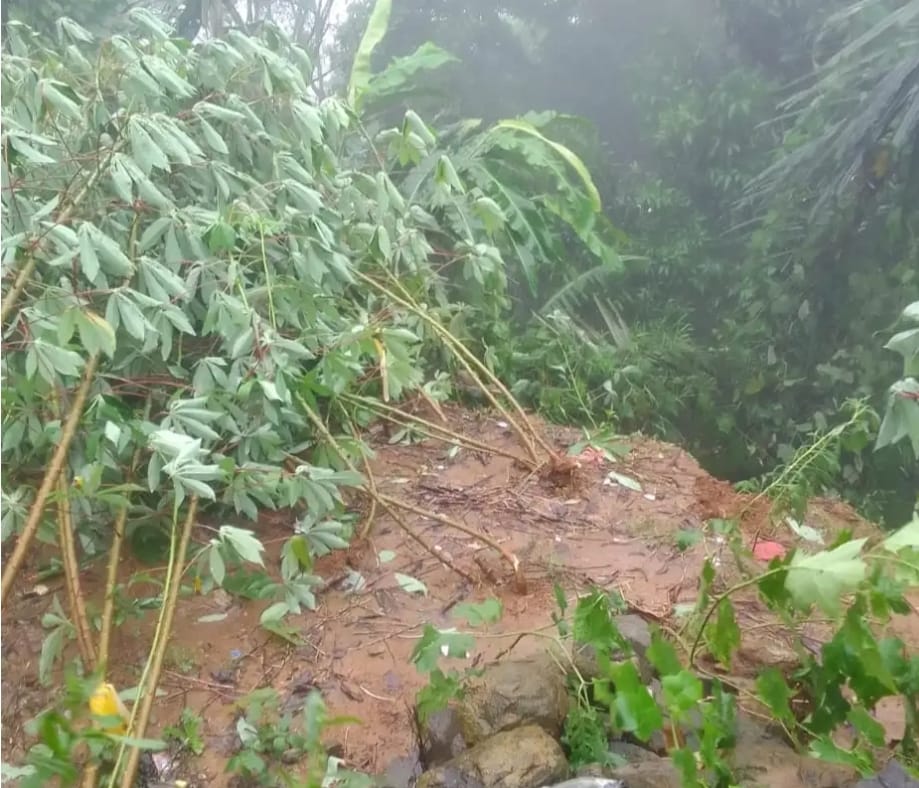 Dampak Hujan Deras, Rumah Seorang Wartawan Online Sukabumi terdampak Longsor