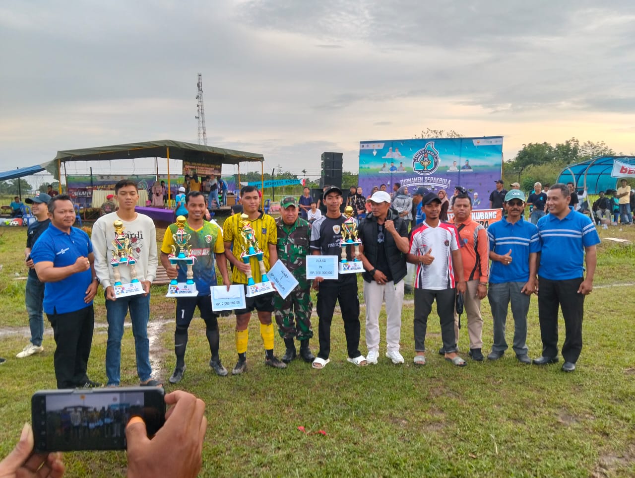 CAMAT BETARA, NASRUN S.E RESMI MENUTUP DAN MENYERAHKAN SECARA LANGSUNG PIALA CAMAT CUP 2024