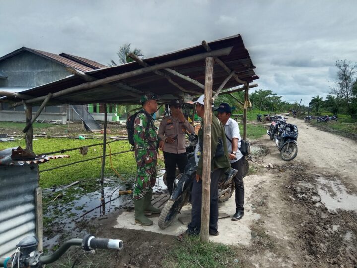 Koramil 04/Labuhan Bilik, “Sinergitas TNI – POLRI” Melaksanakan Komsos Bersama Masyarakat