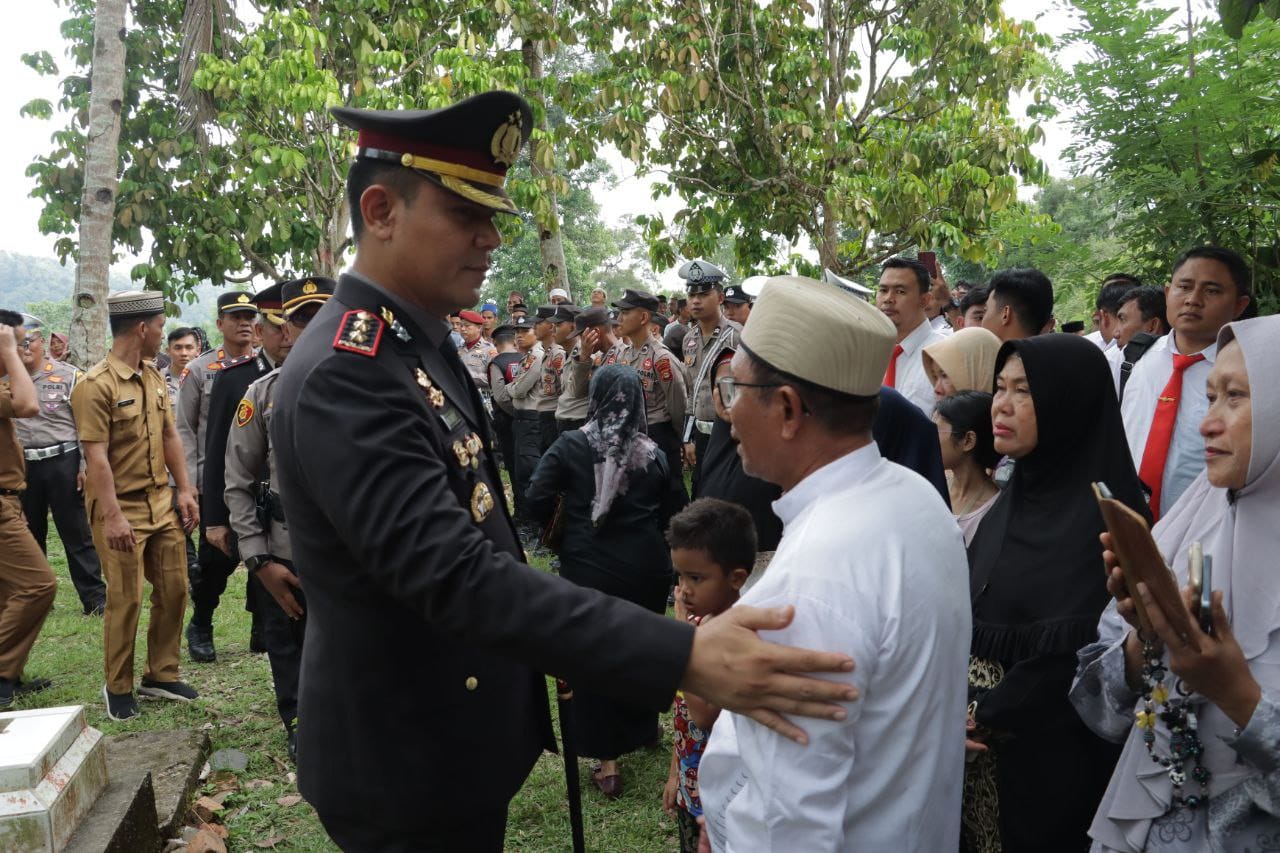 AKBP Bobby Kusumawardhana Pimpin Apel Pemakaman Almarhum AIPDA Michael”Kehilangan beliau adalah duka mendalam bagi keluarga besar Polri, khususnya Polres Lubuk Linggau