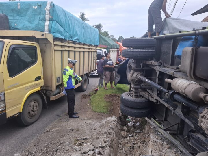 Diduga Mengantuk, Sopir Mobil Truck Hino Tabrak Parit dan Terbalik, Satlantas Polres Musi Rawas Sigap Meluncur ke Lokasi dan Olah TKP