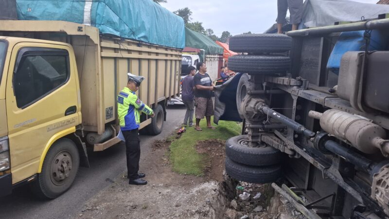 Diduga Mengantuk, Sopir Mobil Truck Hino Tabrak Parit dan Terbalik, Satlantas Polres Musi Rawas Sigap Meluncur ke Lokasi dan Olah TKP