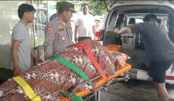 Diduga Sakit Asma, Polsek Tugumulyo Polres Musi Rawas Sigap Evakuasi Jenazah Kakek di Warung Makan “Wilza”   