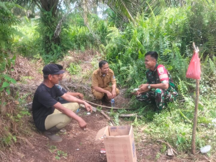 Babinsa Koramil 09/NL Bersama Kadus Sidodadi Ajak Petani Sawit Utamakan Keselamatan Kerja