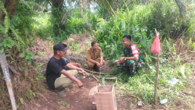 Babinsa Koramil 09/NL Bersama Kadus Sidodadi Ajak Petani Sawit Utamakan Keselamatan Kerja