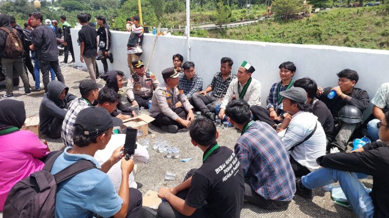 Aksi Damai Di depan Kantor DPRD Lubuk Linggau Bejalan Lancar dan kondusif, Polres Lubuklinggau lakukan Pengamanan Humanis