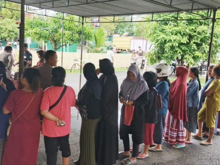 Kembali, Polres Musi Rawas Bersinergi Bulog Cabang Lubuklinggau Gelar Gerakan Pangan Murah di Polsek Tugumulyo, 20 Ton Beras Terjual