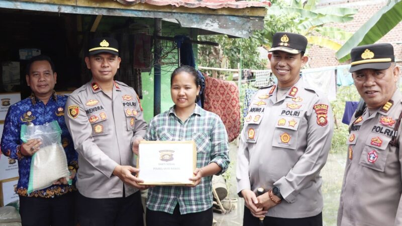 Peduli Korban Banjir di Desa Darma Sakti, Kapolres Musi Rawas Tinjau dan Turun Langsung Salurkan Sembako  