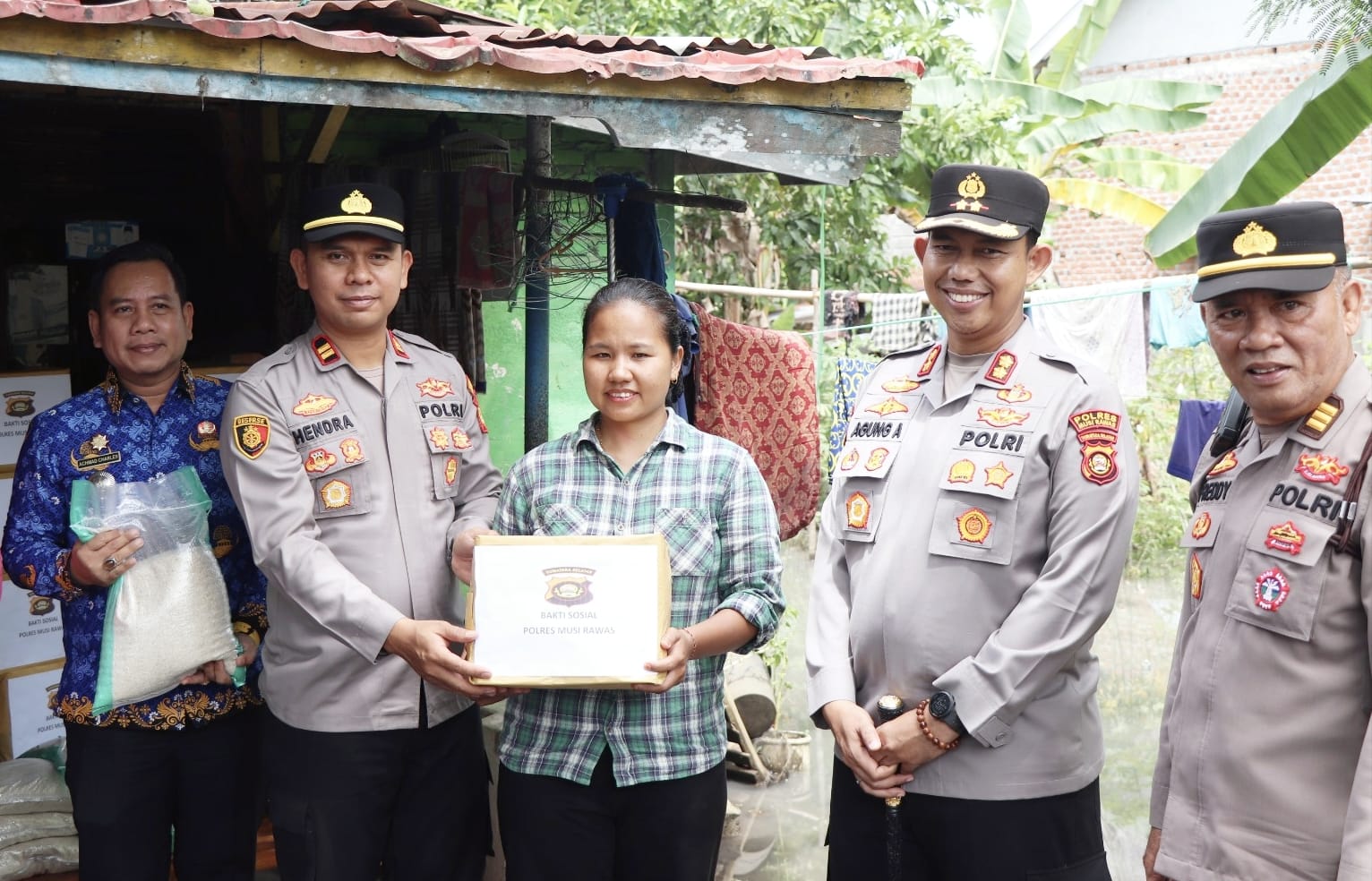 Peduli Korban Banjir di Desa Darma Sakti, Kapolres Musi Rawas Tinjau dan Turun Langsung Salurkan Sembako  