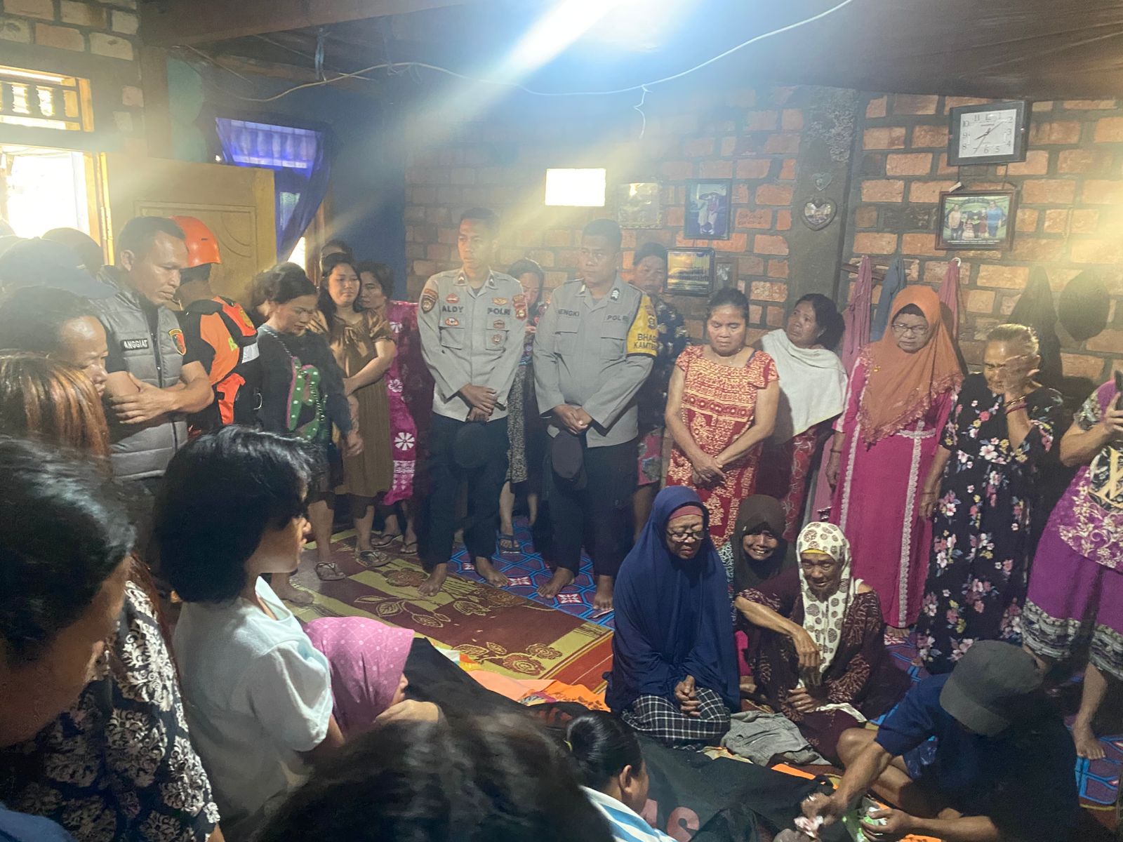 Akhirnya Polsek Muara Lakitan Bersama Basarnas Dan Warga Berhasil Menemukan Jenazah Saidin Korban Tenggelam di Sungai Musi