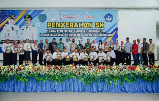 Bupati Labuhanbatu Serahkan 407 SK PPPK Tahun Formasi 2025
