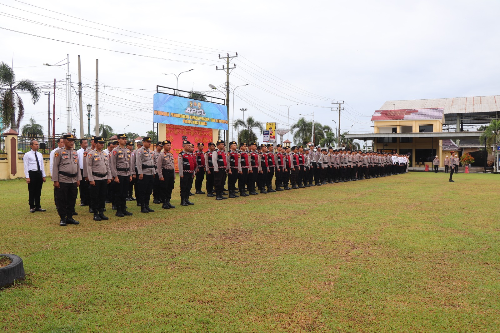 17 Personel Terima Penghargaan, Kapolres Musi Rawas : Jadikan Motivasi dan Sukseskan Program Pemerintah 