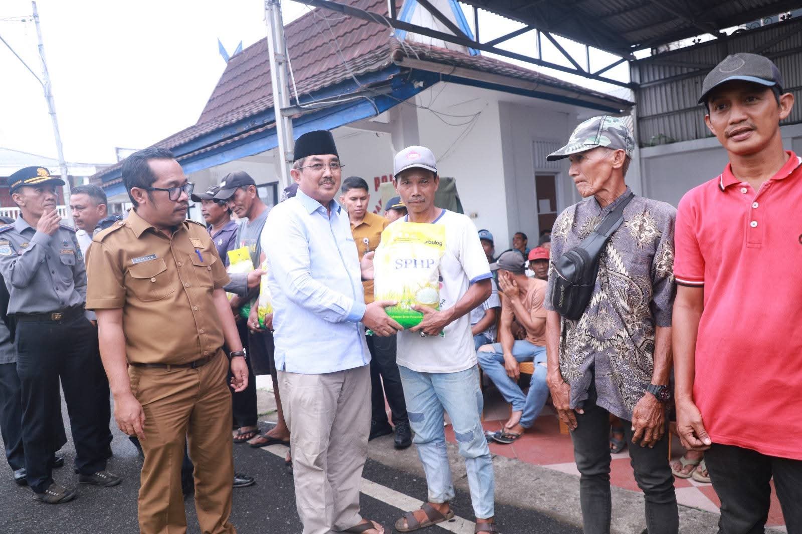 Bupati Tanjab Barat Salurkan Bansos Bagi Abang Becak, Ojol, dan Tukang Gerobak dalam Peringatan Hari Perumahan Nasional
