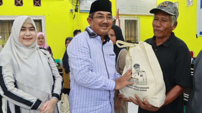 Bupati Tanjab Barat didampingi Ketua TP PKK Salurkan Bantuan Sosial Bagi Lansia, Disabilitas, dan Masyarakat Kurang Mampu di Kecamatan Bram Itam