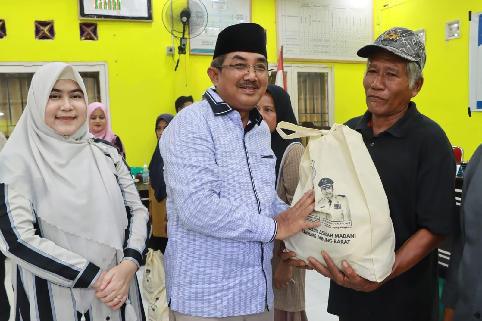 Bupati Tanjab Barat didampingi Ketua TP PKK Salurkan Bantuan Sosial Bagi Lansia, Disabilitas, dan Masyarakat Kurang Mampu di Kecamatan Bram Itam