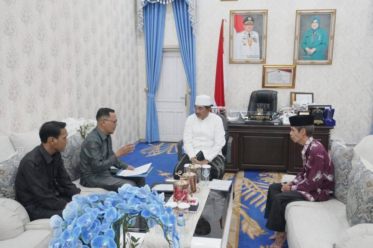 Bupati Tanjung Jabung Barat Terima Piagam Penghargaan Baznas Awards 2025