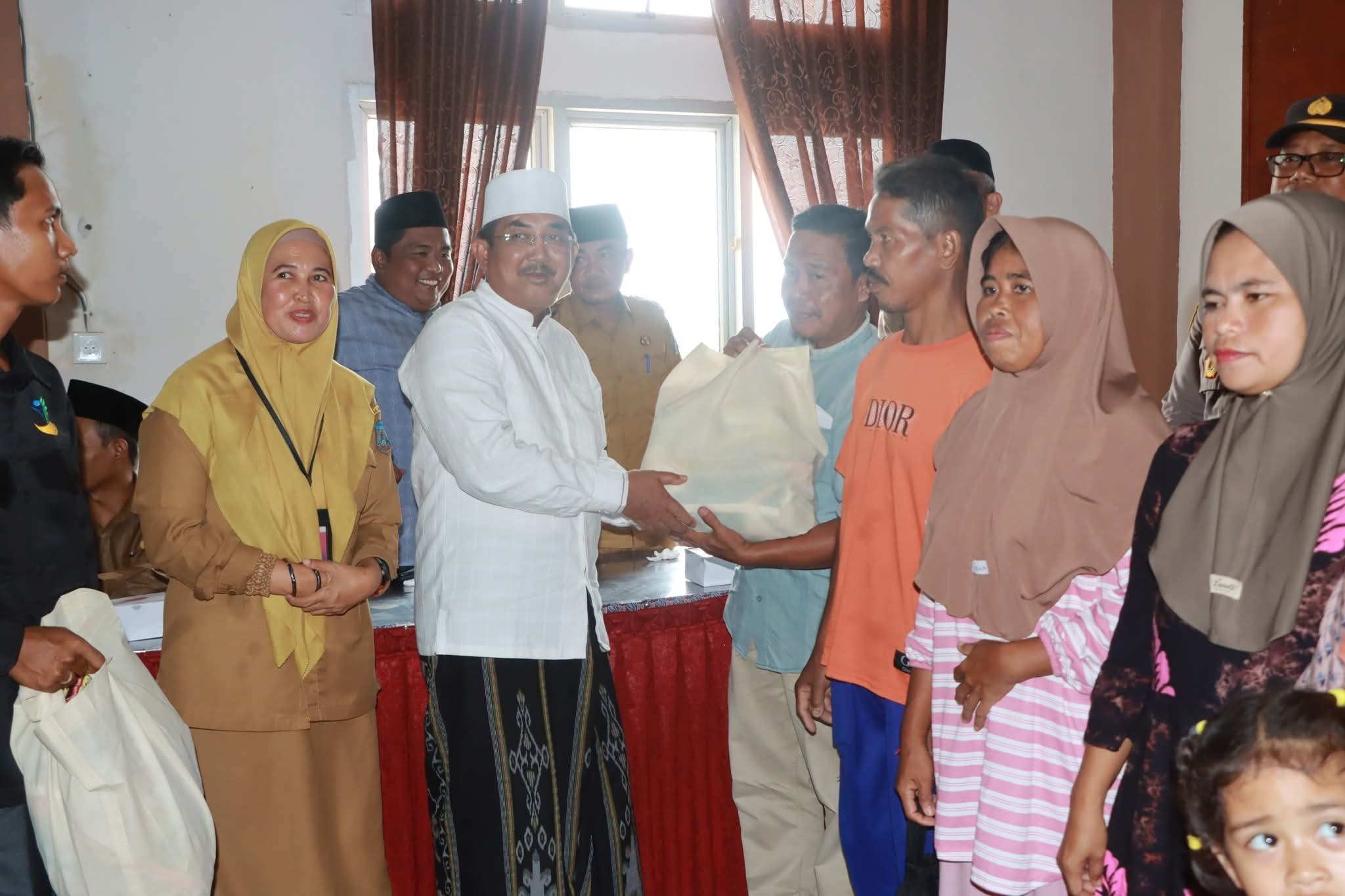 Bupati Anwar Sadat Serahkan Bantuan Sembako di Tiga Kecamatan, Wujudkan Kepedulian Pemerintah untuk Rakyat