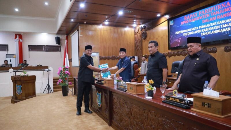 Mewakili Bupati, Sekda Hadiri Rapat Paripurna Penyampaian Nota Ranperda APBD Tanjab Barat 2026