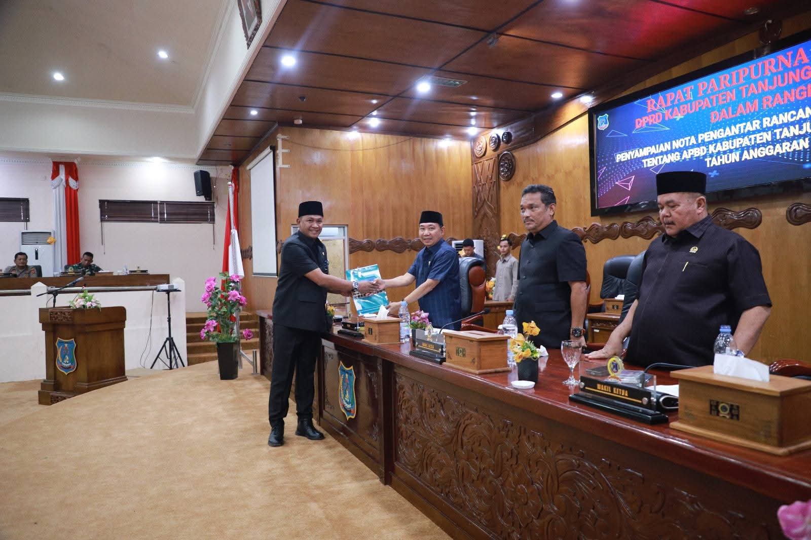Mewakili Bupati, Sekda Hadiri Rapat Paripurna Penyampaian Nota Ranperda APBD Tanjab Barat 2026