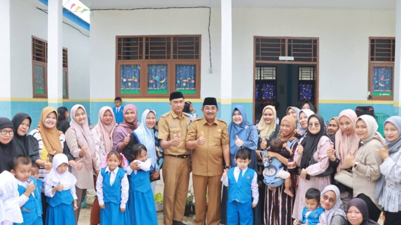 Bupati Anwar Sadat dan Ketua TP-PKK Salurkan KKS dan Bantuan Sembako untuk Warga Tanjab Barat