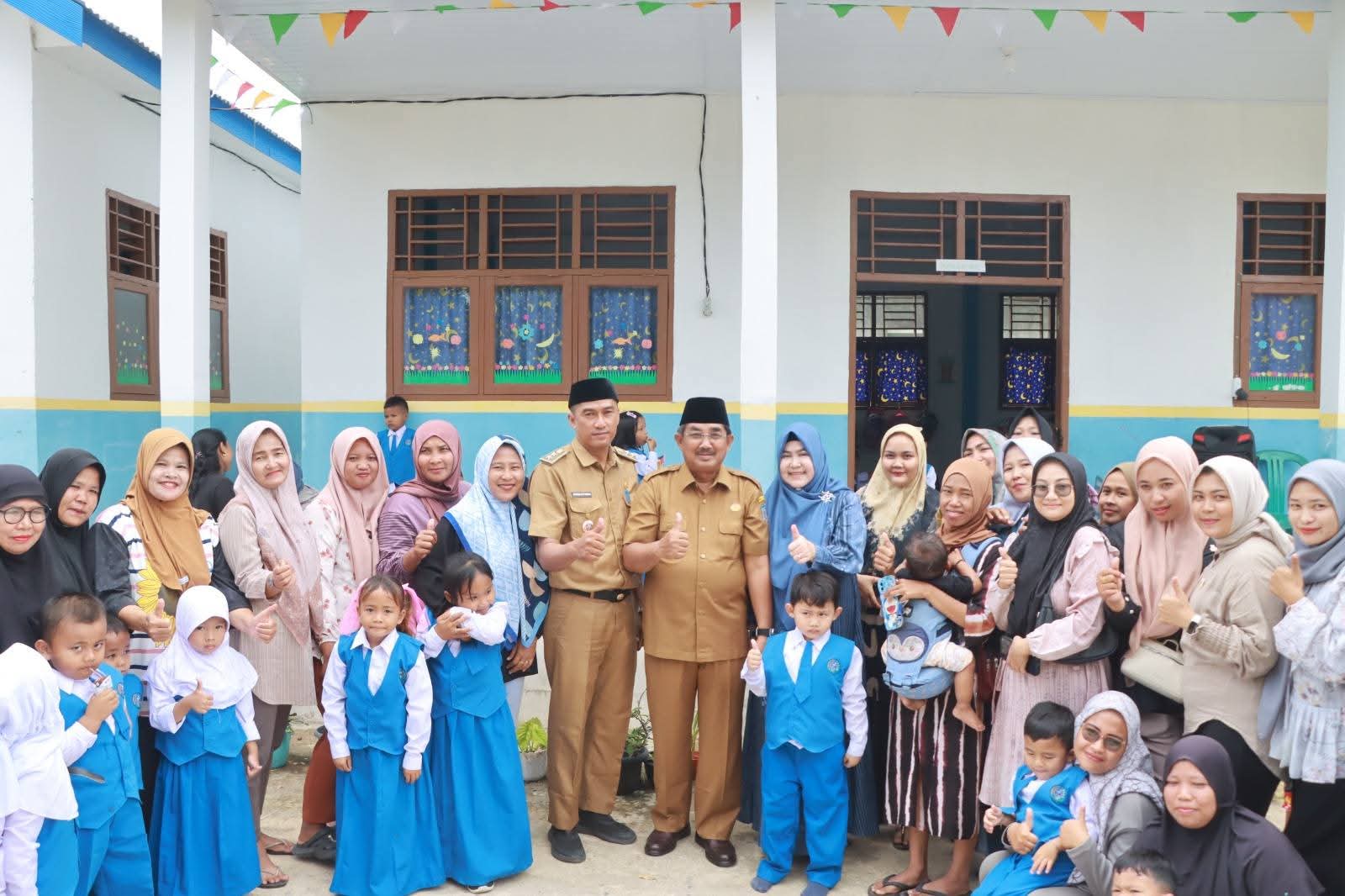 Bupati Anwar Sadat dan Ketua TP-PKK Salurkan KKS dan Bantuan Sembako untuk Warga Tanjab Barat