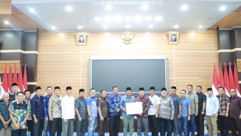 Bupati Tanjab Barat Pimpin Rapat Usulan Pembagian Persentase Saham PI 10% Bersama Pimpinan dan Anggota DPRD Tanjab Barat