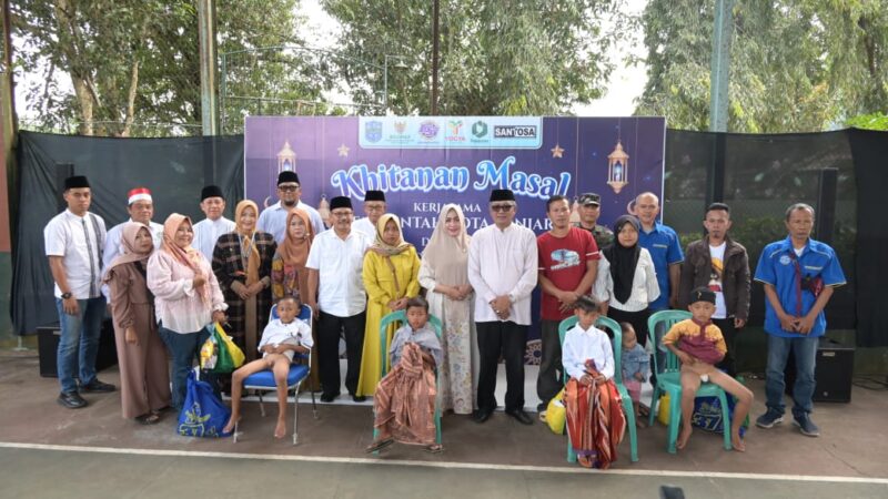 Secara Resmi Wali Kota Banjar, Ir. H. Sudarsono, Membuka kegiatan Khitanan Massal