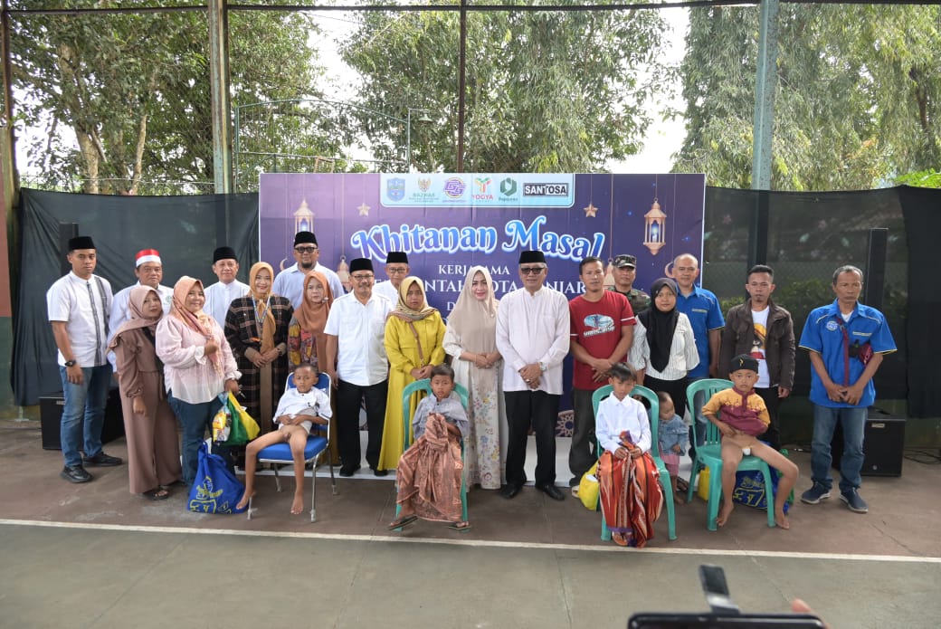 Secara Resmi Wali Kota Banjar, Ir. H. Sudarsono, Membuka kegiatan Khitanan Massal