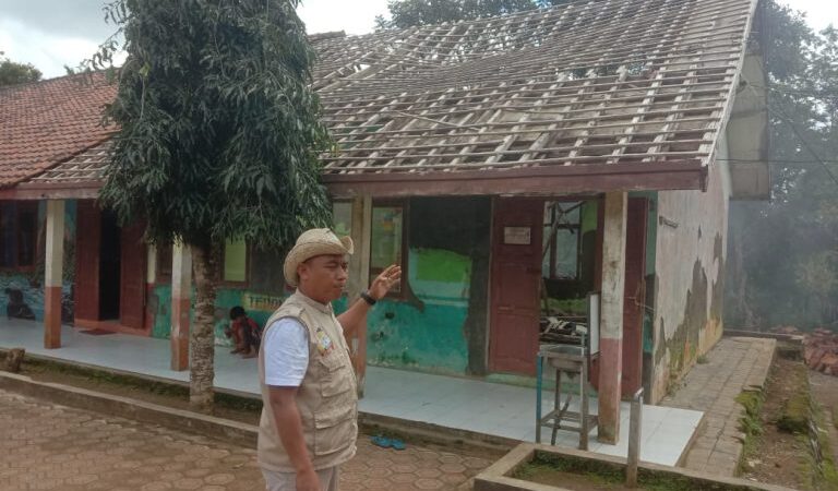 Holik Anggota DPRD Pangandaran Dari Fraksi Gerindra Prihatin Tinjau Kondisi Bangunan Sdn 2 Panyutran Yang Rusak Parah