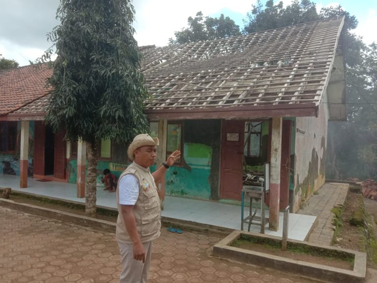 Holik Anggota DPRD Pangandaran Dari Fraksi Gerindra Prihatin Tinjau Kondisi Bangunan Sdn 2 Panyutran Yang Rusak Parah