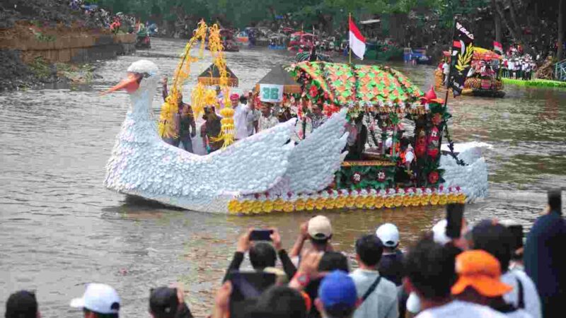 Festival Cilung 2025: Perahu dari Botol Plastik Hiasi Sungai Ciliwung