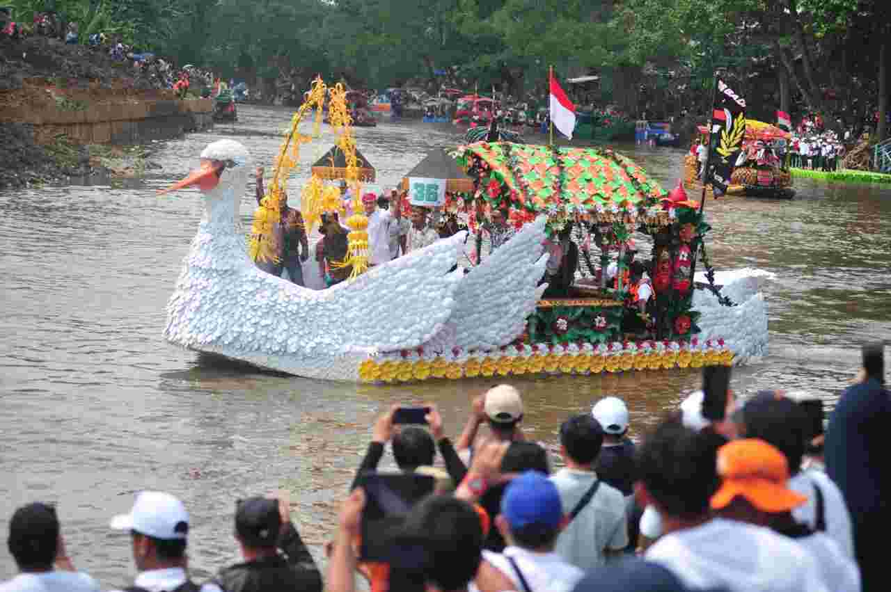 Festival Cilung 2025: Perahu dari Botol Plastik Hiasi Sungai Ciliwung