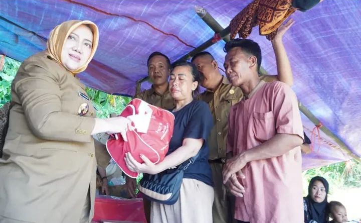 Bupati Musi Rawas Hj Ratna Machmud Temui Keluarga Korban Tenggelam Yang Masih Menunggu Dibibir Sungai 