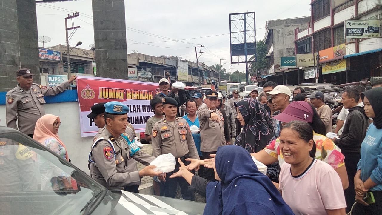 Polsek Bilah Hulu Tebar Kebaikan, Bagikan Makanan Gratis di Jumat Berkah