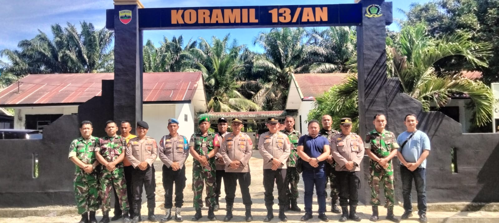 Polsek Bilah Hulu Beri Kejutan HUT TNI ke-80 di Koramil 13/Aek Nabara