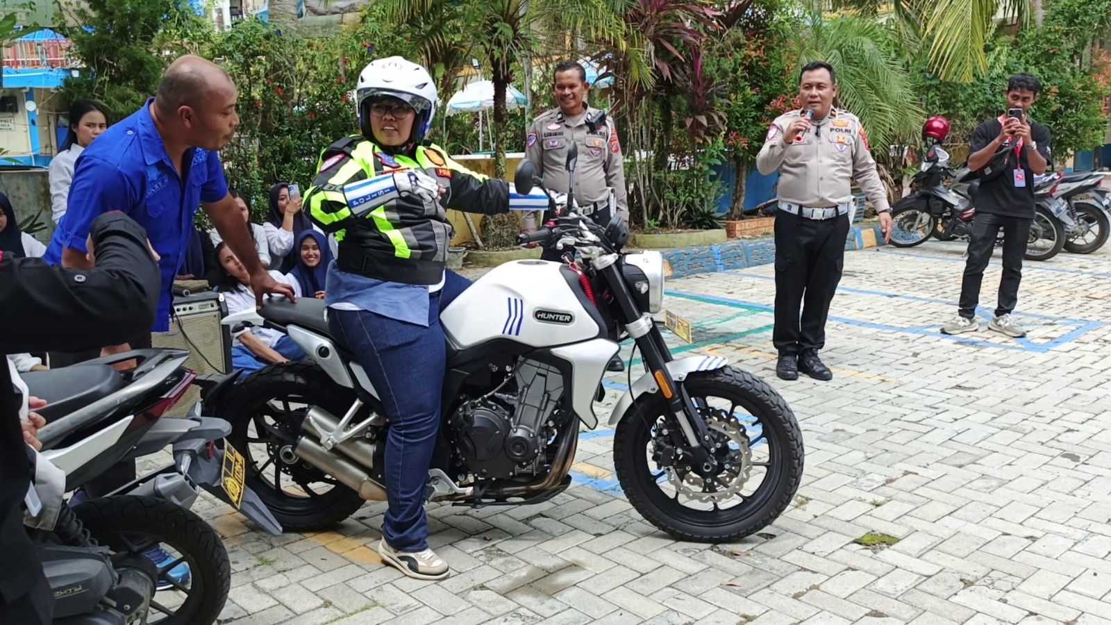 Polantas Menyapa, Sat Lantas Polres Labuhanbatu Ajak Karyawan PT. PNM Terapkan Tertib Berlalu Lintas dan Safety Riding