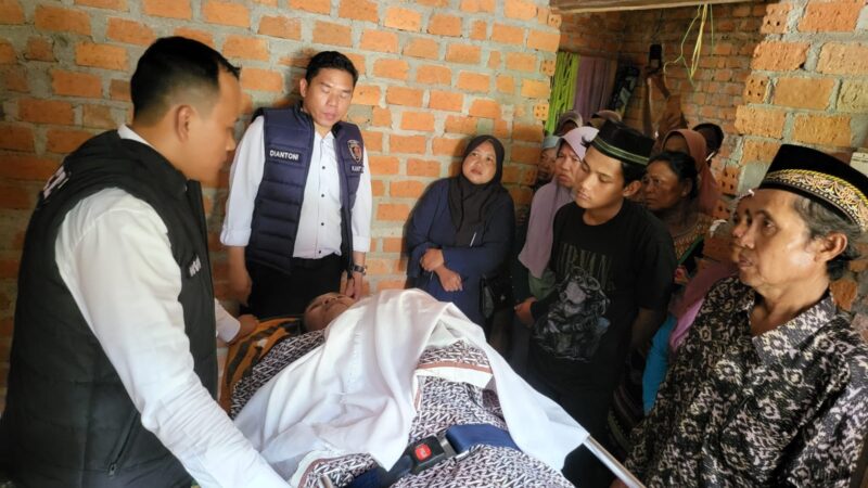 Satreskrim Bersama Unit Identifikasi dan Polsek BTS Ulu Polres Musi Rawas Sigap Evakuasi Korban Meninggal di Kebun Desa Sadu, Diduga Sakit 