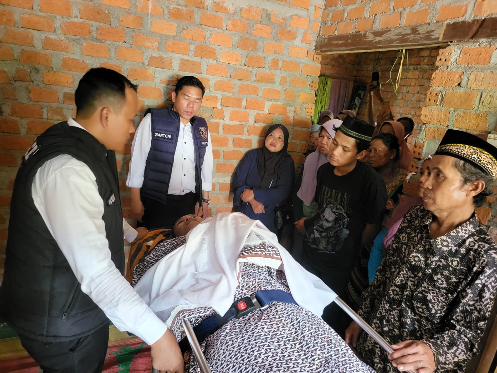 Satreskrim Bersama Unit Identifikasi dan Polsek BTS Ulu Polres Musi Rawas Sigap Evakuasi Korban Meninggal di Kebun Desa Sadu, Diduga Sakit 