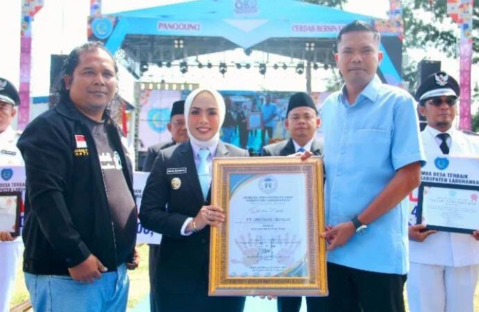 HUT Pemkab Labuhanbatu Ke 80: Ketua LPA M.Azhar Harahap Berikan Penghargaan kepada Bupati dan PT. Siringgo Ringo