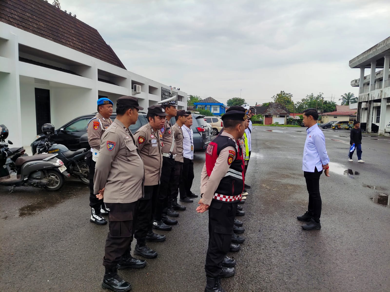 Polres Lubuk Linggau Turunkan Personil Rangka Pengamanan Rangkaian Kegiatan Santri Nasional 2025